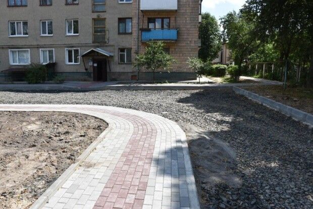 У Луцьку ремонтують один з найбільших дворів (Фото)