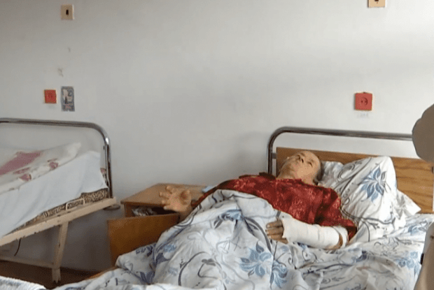 «Напав через корову»: пенсіонерка звинуватила старосту села у жорстокому побитті (Відео)