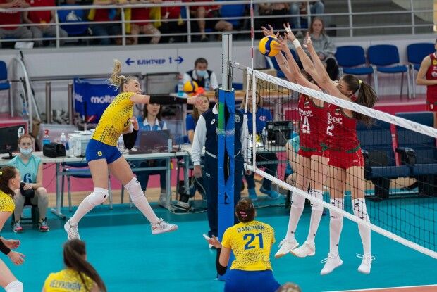Українські волейболістки поступаються лідеру групи (Фото)