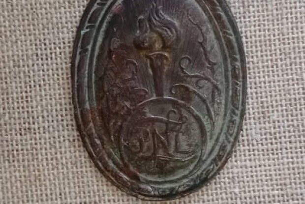 Унікальна знахідка на території Ковельщини – освітня емблема доби Другої Речі Посполитої