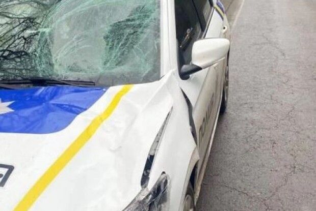 На Рівненщині брила льоду з вантажівки впала на службове авто поліцейських 