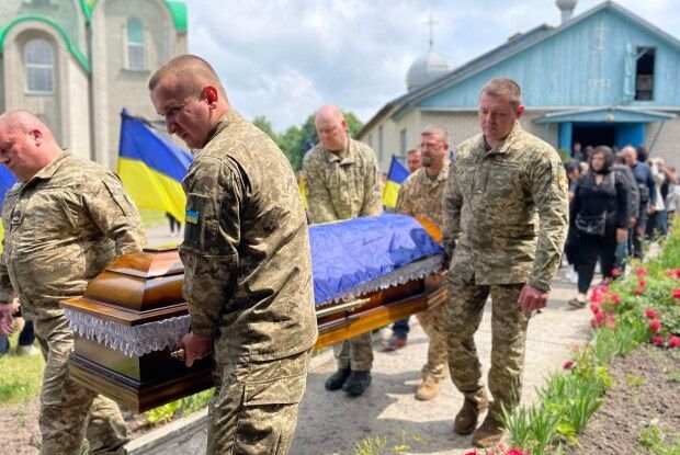 Сотні українців провели в останню дорогу полеглого воїна з Волині Олександра Старжинського