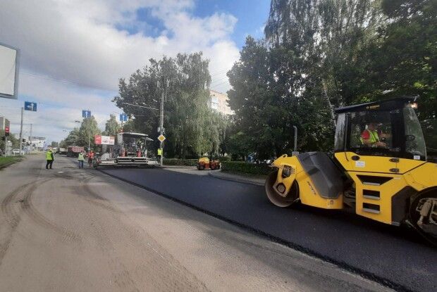 У Луцьку на Соборності почали класти асфальт
