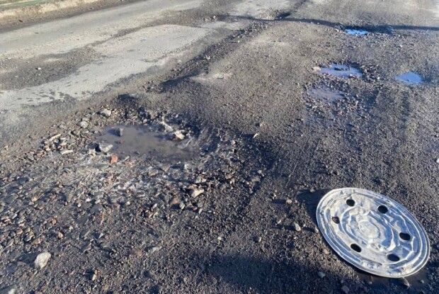 Використають «холодний асфальт»: на Ковельщині, попри зиму, ремонтуватимуть дорогу (Фото)