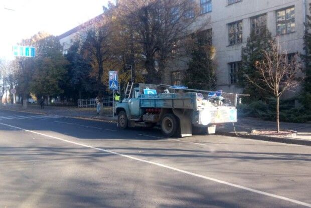 У Луцьку міняють дорожні знаки: підготовка до 1 листопада