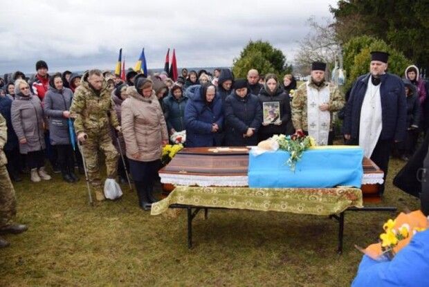 Плакало все село: на Горохівщині провели в останню дорогу Героя Олександра Василюка (Фото)