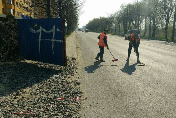 Луцькі будівельники змушені були працювати віниками