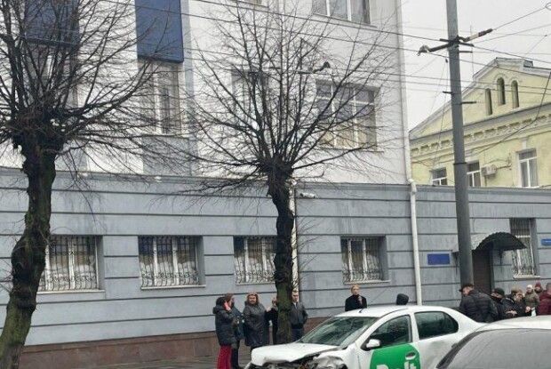 У центрі Луцька сталася аварія: зіткнулися таксі та спорткар (Фото)