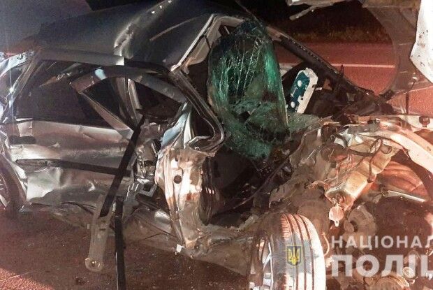 На Рівненщині авто влетіло у відбійник і перекинулося: постраждали четверо волинян (Фото)