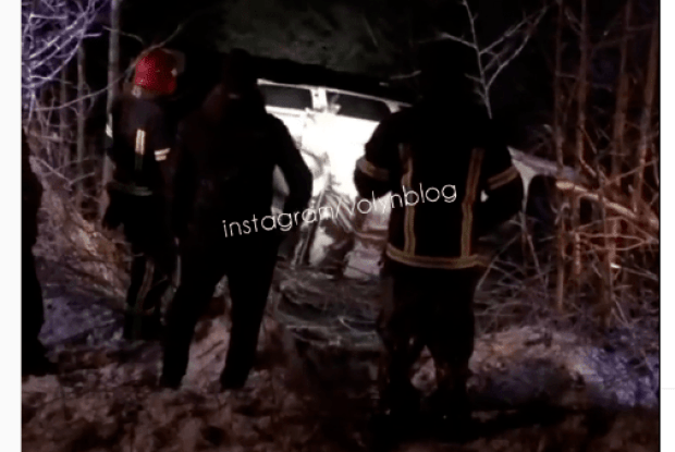 На Волині вночі автомобіль злетів в кювет і перекинувся