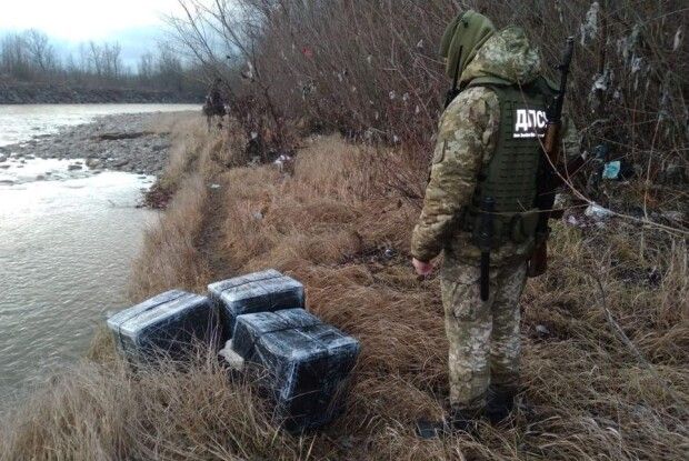 Прикордонники виловили з річки 12 ящиків сигарет