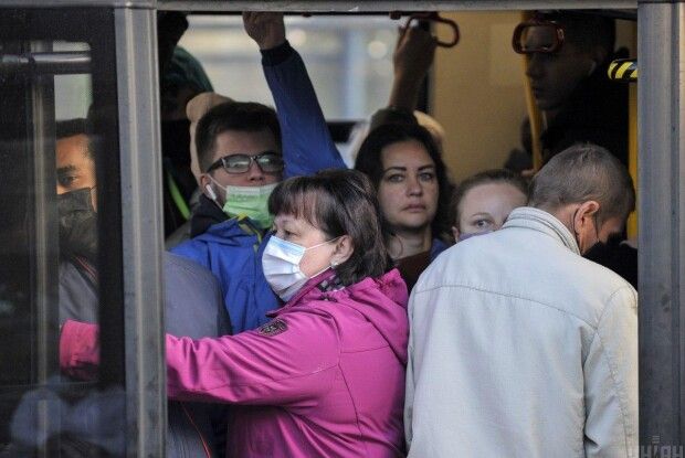 Невакцинованим рівнянам дозволили їздити у громадському транспорті