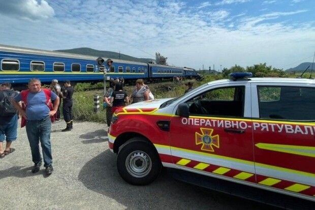 Вагон зійшов з колії: біля кордону позашляховик влетів під потяг (Фото)