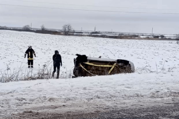 У Ковельському районі перевернувся автомобіль (Відео)