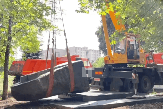 У Луганську окупанти знесли пам'ятники жертвам Голодомору та сталінських репресій
