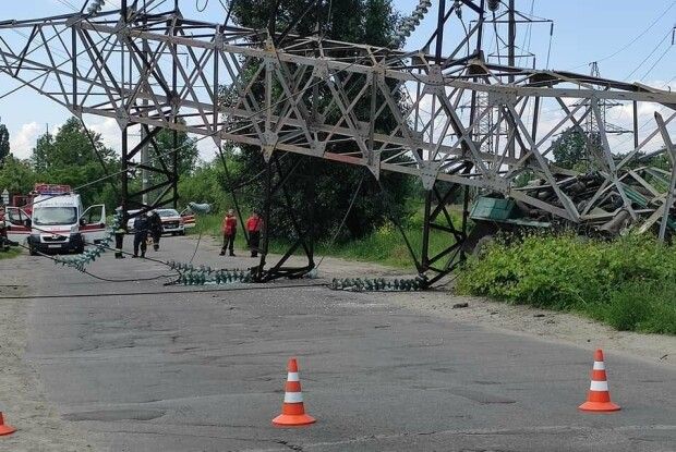 Вантажівка без водія влетіла в опору: гігантська конструкція впала як підкошена (Відео моменту)
