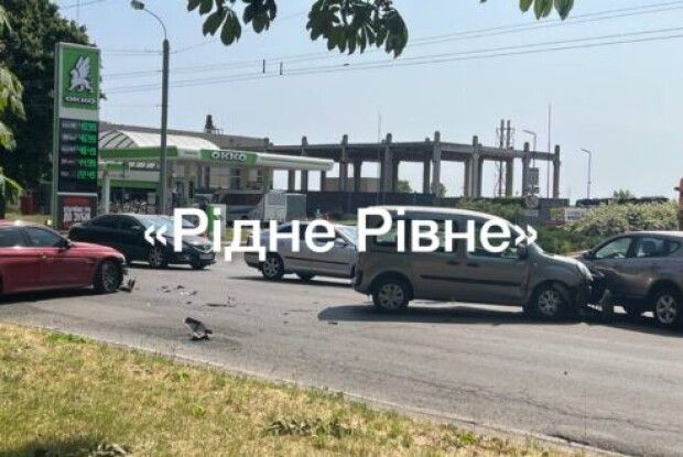 Уламки по всій дорозі: на Рівненщині сталася масштабна ДТП