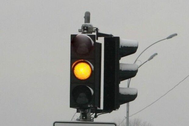 Сидів під світлофором та не міг говорити: у центрі Рівного ледь не замерз чоловік