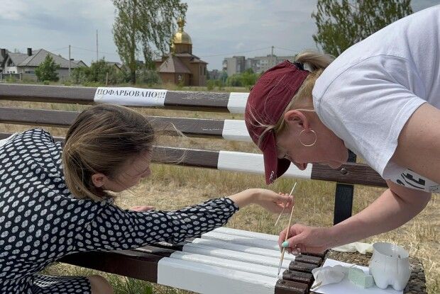 У місті на Волині вчителі фарбують лавочки (Фото)