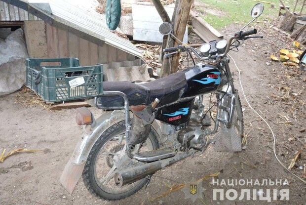 Четверо підлітків з Рокитниці протягом однієї ночі приробили ноги мотоциклу та скутеру (фото)