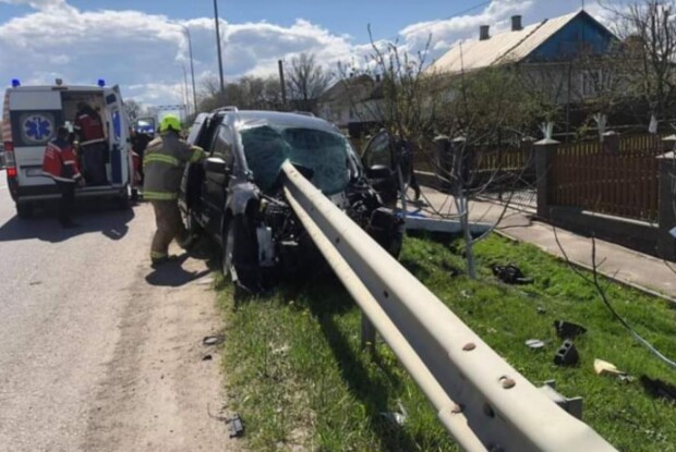На Рівненщині автомобіль влетів у відбійник: є постраждалі (Фото)