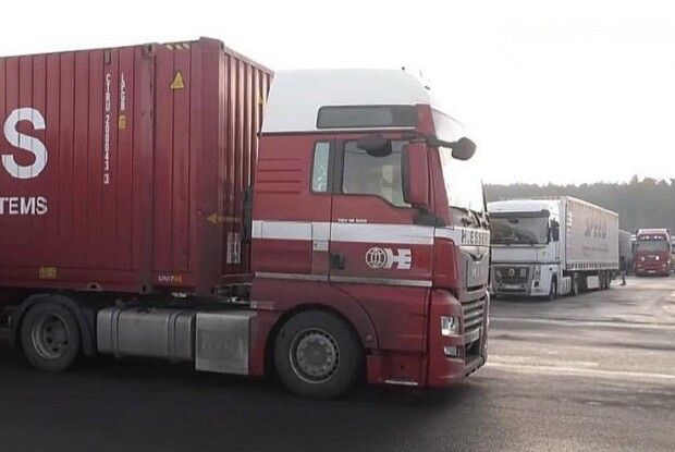 100 доларів за пропущений автомобіль: на Волині судять інспекторів Укртрансбезпеки (Відео)