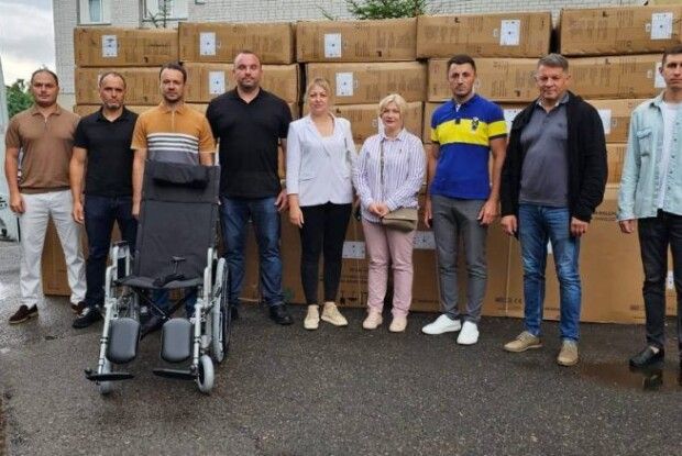 Черкаська команда «Євросолідарності» передала 60 візків для потреб людей з інвалідністю