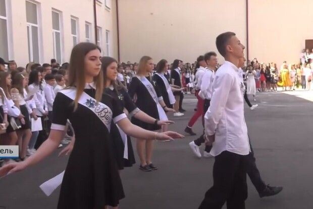 Випускники ковельського ліцею прийшли на «Останній дзвоник» в радянській формі й станцювали вальс під музику російського виконавця 