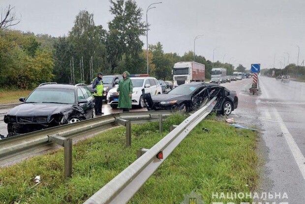 На Рівненщині внаслідок ДТП автівка наштрикнулася на відбійник (Фото) 