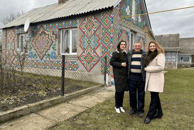 Волинянин оздобив свою хату пластмасовими кришечками