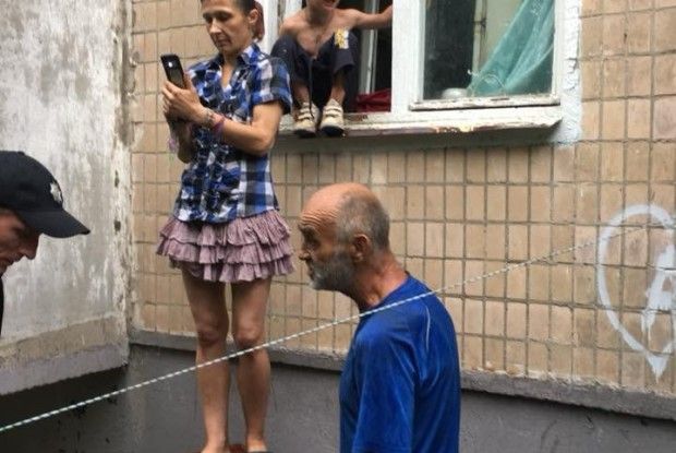 Жінка погрожувала вистрибнути з вікна третього поверху разом із сином та донькою