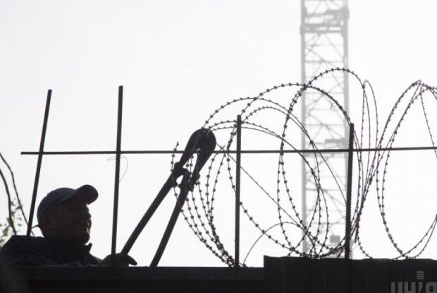 В Мелітополі росіяни видовбують зі стін мідний дріт, аби здати на металобрухт в своїй «могутній країні»