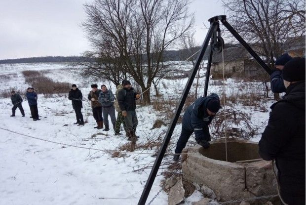 На Водохреще рятувальники Рівненщини діставали з колодязя мертвого чоловіка