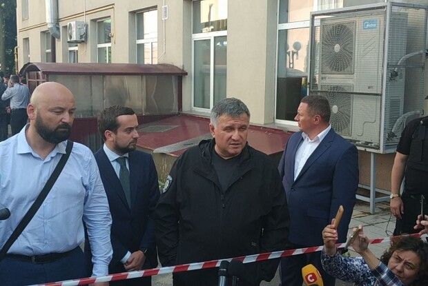 «Застосуємо всі методи, щоб це питання мирно вирішилося», – Аваков про заручників у Луцьку (Відео)