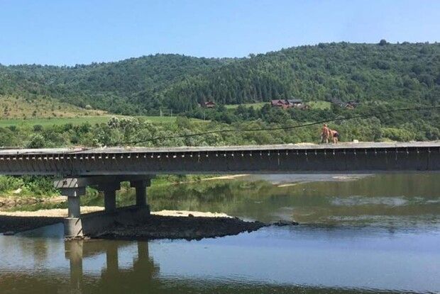 Де знаходиться найдовший міст у Західній Україні протяжністю 852 метри?