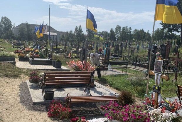 На Волині встановлюють флагштоки з прапорами біля місць спочинку загиблих Героїв