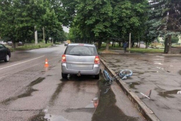 Хлопчик на велосипеді потрапив під колеса «Opel Zafira» у Рівному