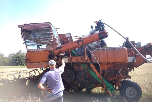 В полі на Рівненщині загорівся комбайн