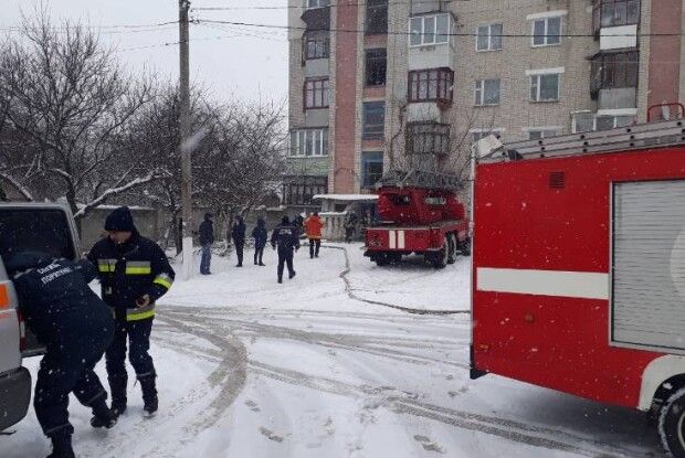 У Рівному спалахнула квартира на 5-му поверсі (Фото, відео)