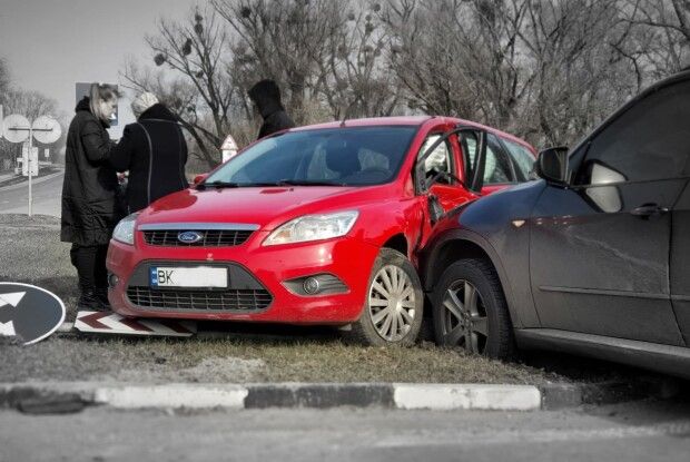 На Рівненщині чорний бумер «поцілувався» з червоною фордихою (Фото)