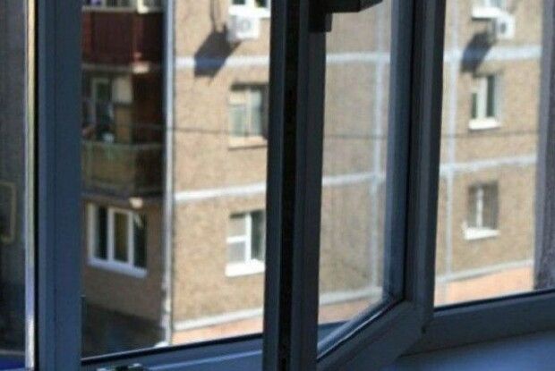 У Рівному з вікна випав молодий чоловік