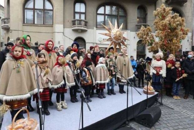 З колядками, зіркою і пампухами: як у Львові святкують Різдво (Відео)