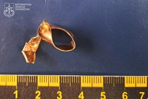 Працівник моргу зрізав обручку з руки загиблого військового