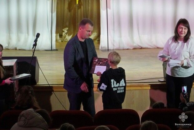 Днями у місті на Волині мер відзначив нащадків загиблих Героїв, а також дітей сиріт (Фото)