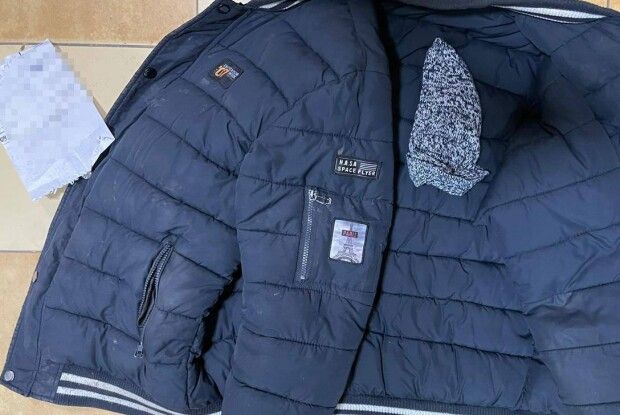 Біля рівненської лікарні лежав непритомний чоловік. Просять впізнати (Фото)