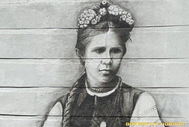 У Луцьку мережа магазинів  «7/23» замовила  мурал з портретом Лесі  Українки