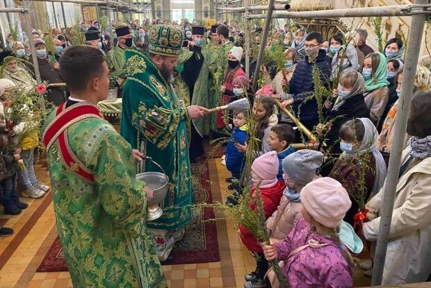 У кафедральному соборі Луцька вербові гілки найперше освятили дітям