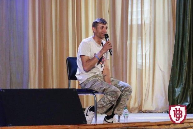 Волинські студенти поспілкувалися з ветераном «Азову», який йде піший марафон на підтримку ЗСУ