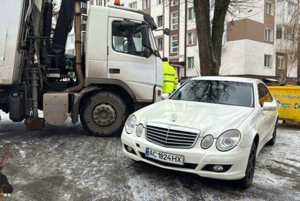 У Луцьку водій заблокував сміттєвоз та отримав штраф 