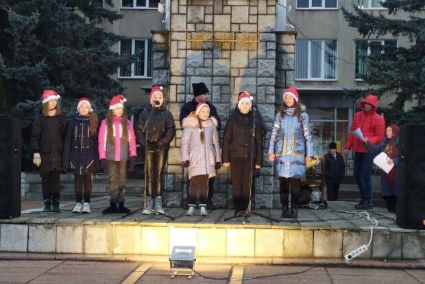 У Старій Вижівці засяяла головна ялинка громади (Фото)